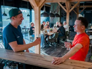 Een borrel in de 'après ski' kan niet ontbreken. Foto: Snowsports Zwolle