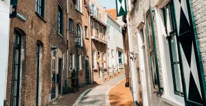 Beleef 750 jaar Schiedam! Tijdens de stadswandelingen door Schiedam ontdek je de mooiste straatjes. (Foto: Julius Abraham, via  Pexels.com 