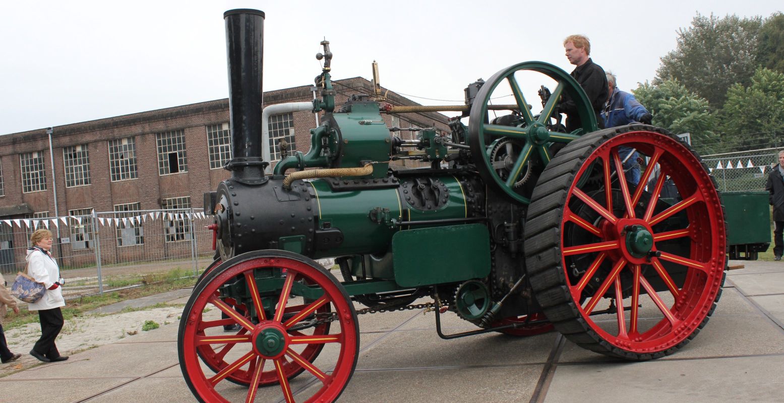 Op het Oisterwijk op Stoom event vind je niet alleen de stoommachine, maar bijvoorbeeld ook deze imposante, oude tractor. Foto: Museum De Stoommachine © Nel Verstijnen