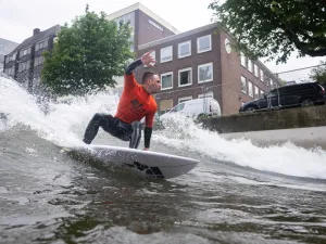 RiF010 Kom surfen in hartje Rotterdam! Foto: RiF010 © Kasper Hamminga