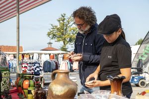 Speuren naar tweedehands parels. Foto: Busscher