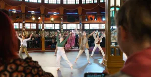 Heel Nederland danst in Maastricht De vrolijkheid spat van het podium bij Open Podium. Foto Sjoerd Derine