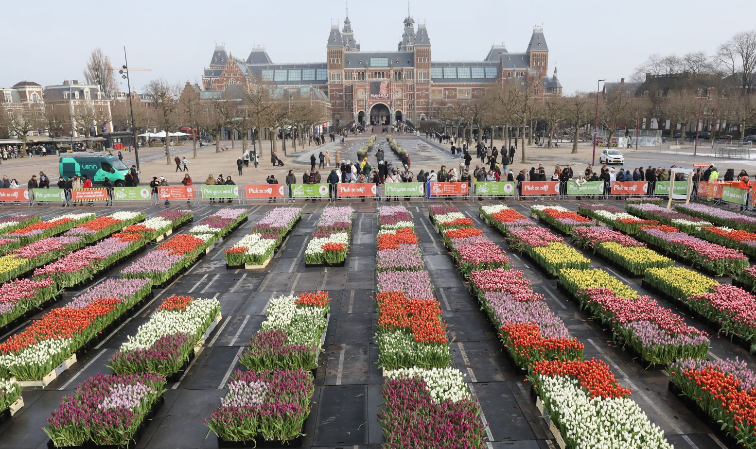 Een kleurrijk Museumplein met duizenden tulpen! Foto: Tulpen Promotie Nederland.