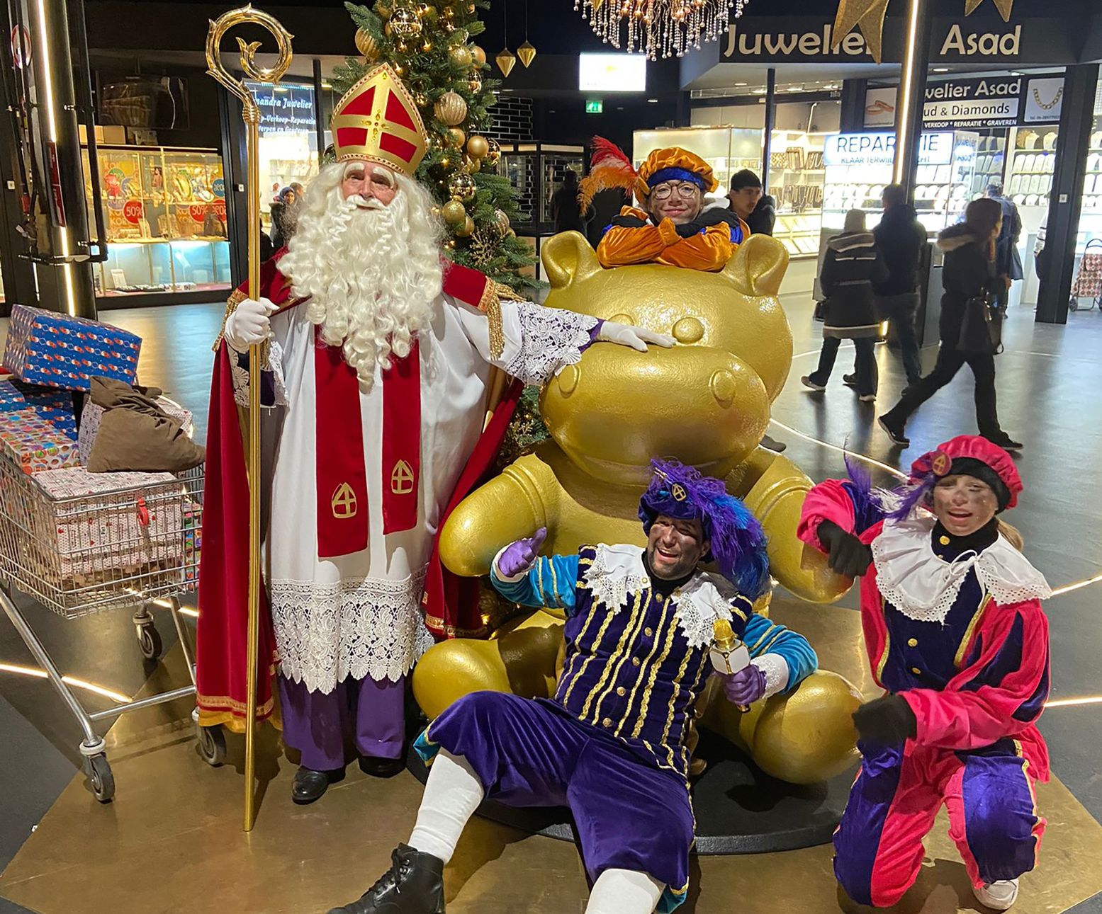 Ook Sinterklaas laat zich graag verrassen door het diverse aanbod. Foto: De Bazaar Beverwijk