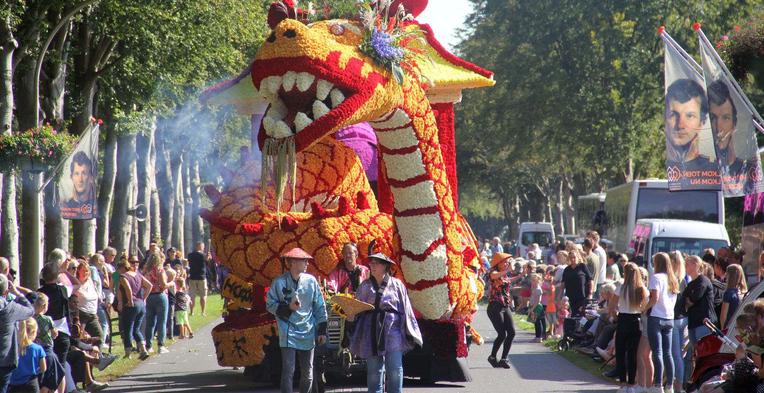 Geniet in Frederiksoord van een feestelijke corso, waar ook jongeren en kinderen aan meedoen. Foto: Hielke Roelevink