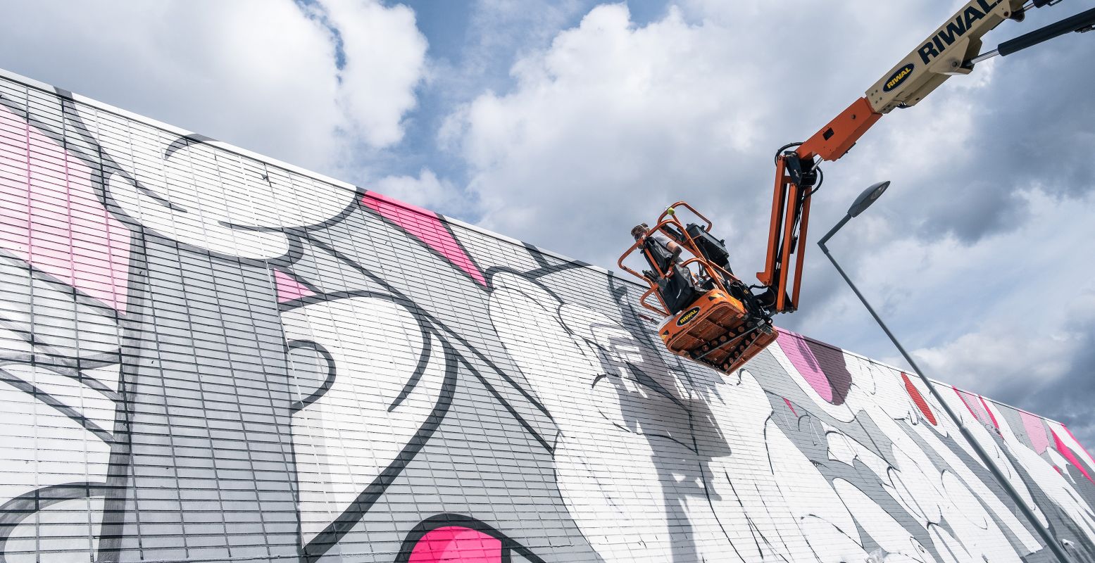 Hoog in de lucht aan het werk tijdens ALL CAPS Rotterdam. Foto: Angie Louws