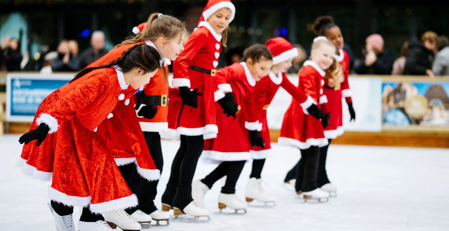 Volop schaatspret in de Winter Village in Amstelveen! Foto: ONA © Sven Verbruci