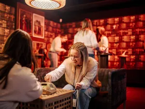 Eindelijk een escaperoom die groot genoeg is voor de hele groep. Foto: Fun Village © Martijn van Leeuwen