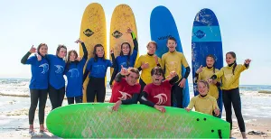 Wat is er te doen in Zandvoort? Ga surfen bij surfschool Surfana. Foto: Surfschool Surfana