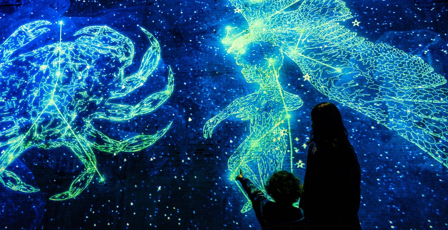 Tijdens Destination Cosmos in Fabrique des Lumières waan je je echt even in de ruimte. Foto: Fabrique des Lumières