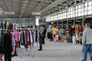 Vlooienmarkt Schaatsbaan Breda op zondag 18 mei Fotograaf Ingrid Wardenaar