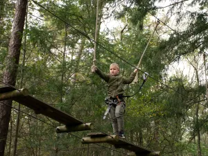 Ga voor één van de zeven uitdagende klimroutes. Foto: Klimbos Nederland