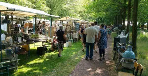 De leukste markten in september Speur naar mooie, brocante items op het pittoreske en natuurrijke landgoed Fraeylemaborg in Slochteren. Foto: Brocante Fair Fraeylema