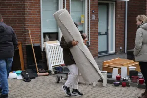 Grootschalige Garagesale Rommelroute in Nederweert Fotograaf: Richard van der Steen