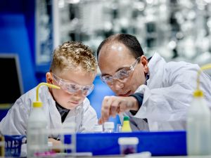 Experimenteer in het NEMO-lab. Foto: NEMO Science Museum © DigiDaan