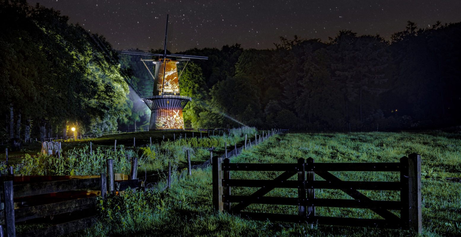 De nieuwe lichtroute Uitgelicht neemt je mee op een tijdreis naar Arnhem tijdens de Tweede Wereldoorlog. Foto: Nederlands Openluchtmuseum © Jorrit Lousberg