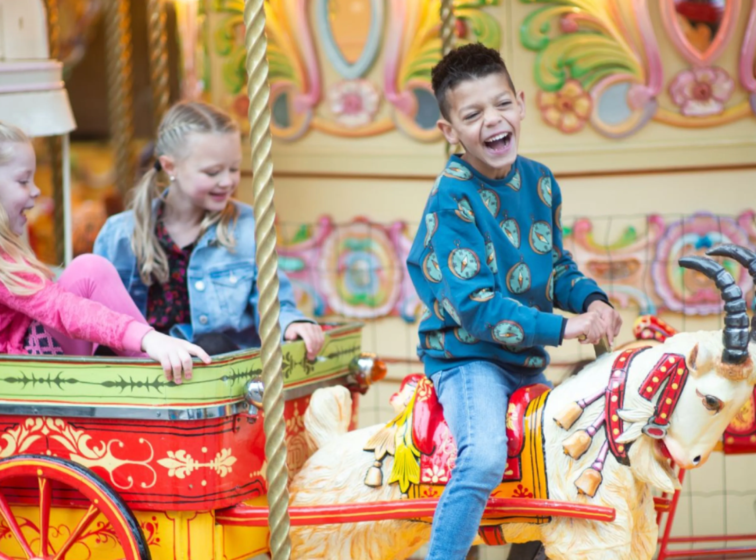 Voel de wind door je haren in de zwanenzweefmolen, ga hoog, hoger, hoogst op een luchtschommelen draai vrolijk rondjes in de carrousel. Foto: Mariël Kolmschot