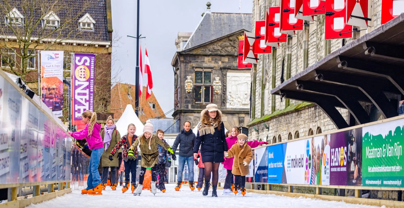 Schaats helemaal rondom het historische stadhuis van Gouda. Een unieke ervaring! Foto: Gemeente Gouda