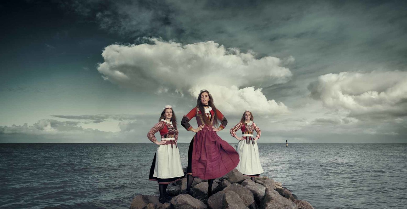 Bewonder prachtige traditionele Nederlandse kledij tijdens de openlucht modeshow tegen een net zo prachtig decor: de Zaanse Schans. Foto: Jimmy Nelson