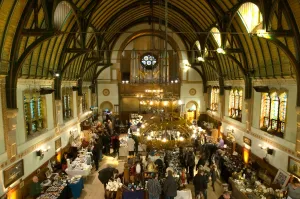 Markt in Van Houtenkerk Ontdek prachtige items tijdens de markt in de Van Houtenkerk van Weesp. Fotograaf: Emmy Scheele