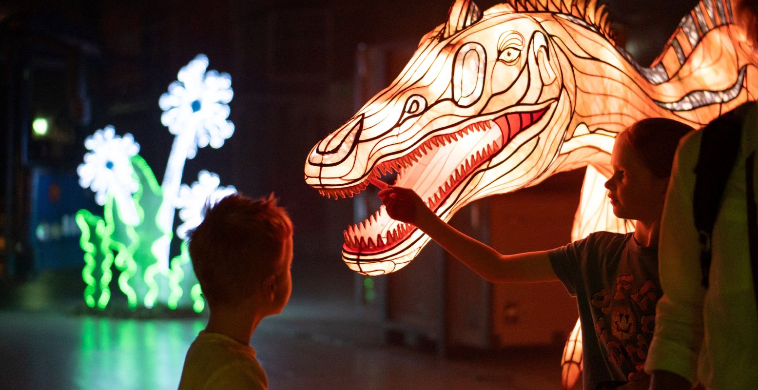 Onderzoek de gigantische dinosauriër van héél dichtbij tijdens de interactieve speurtocht. Foto: Vliegveld Twenthe