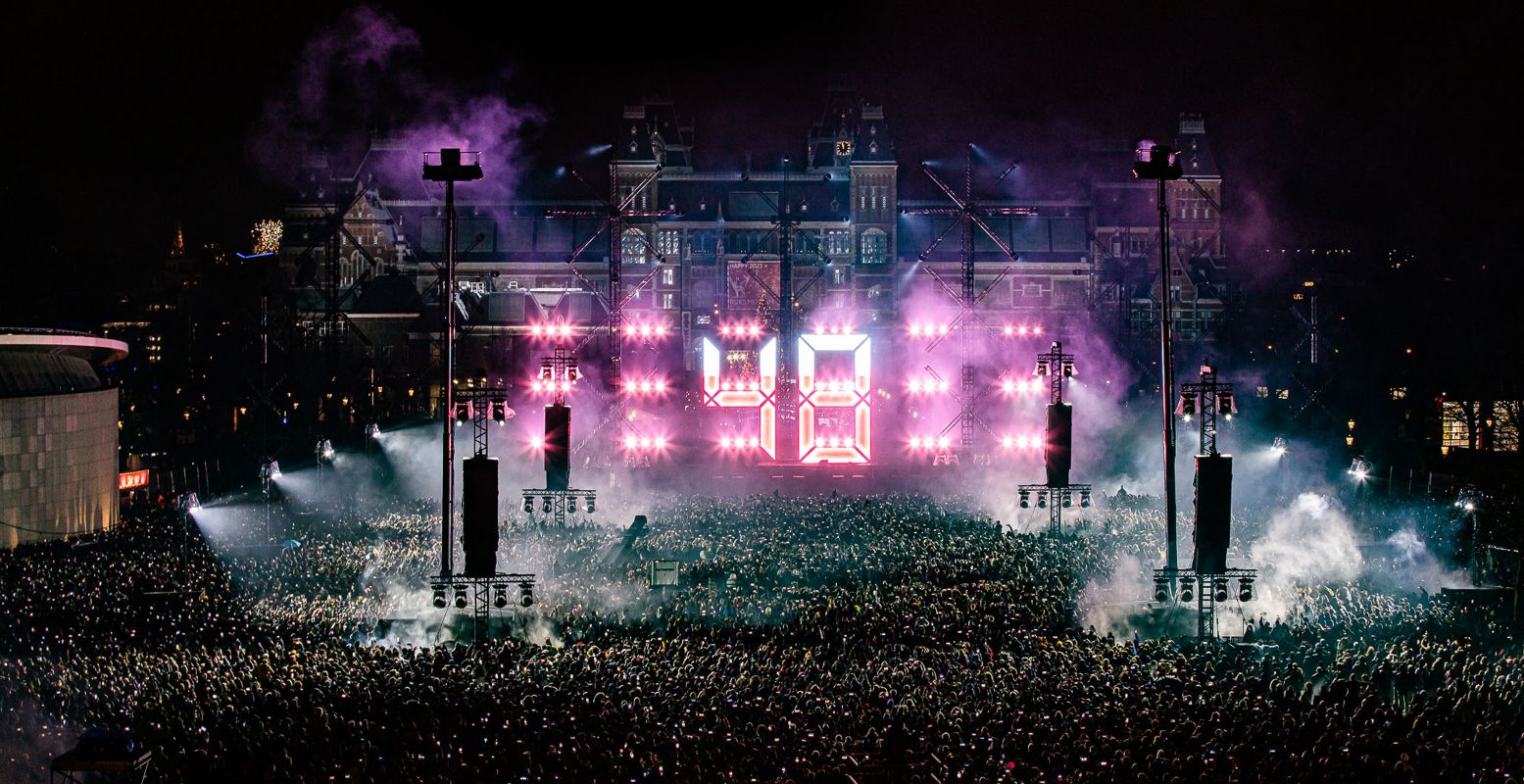 Tel af naar 2025 met het Rijksmuseum op de achtergrond. Foto: Electric Fireworks © Tom Doms