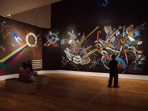 Kandinsky's werk spat van de muren. Foto: H'ART Museum © Alizé Barthelémy