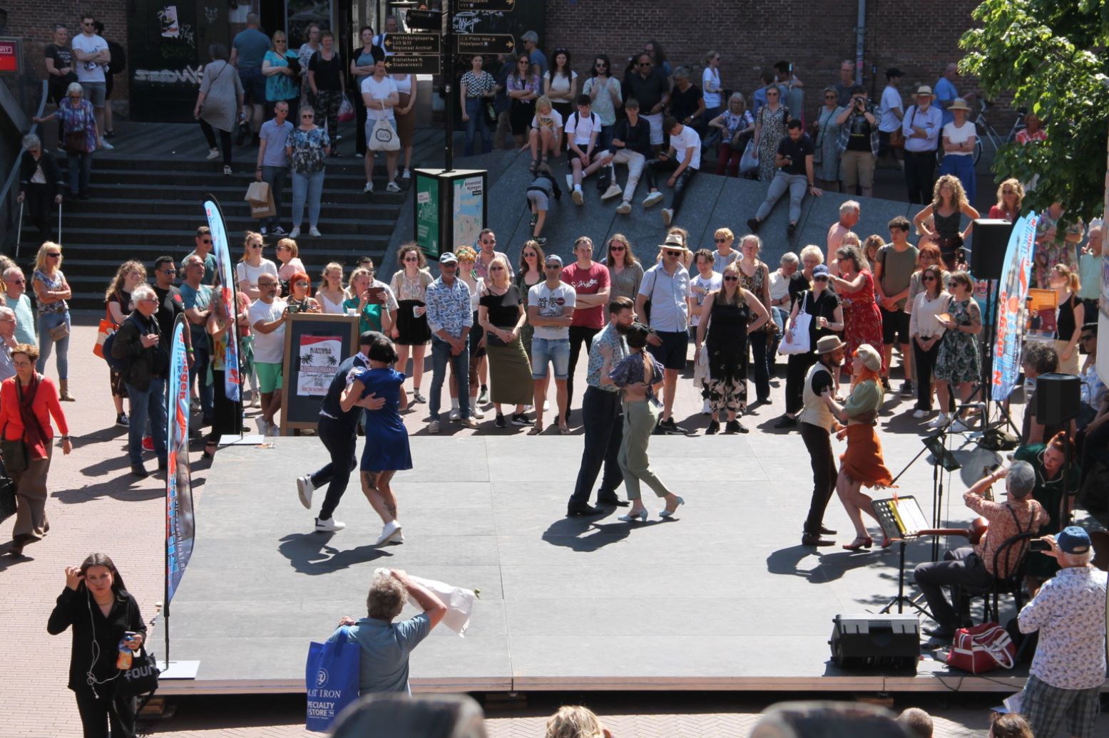 Ook verschillende dansgroepen maken er een feest van! Foto: Nijmegen Klinkt