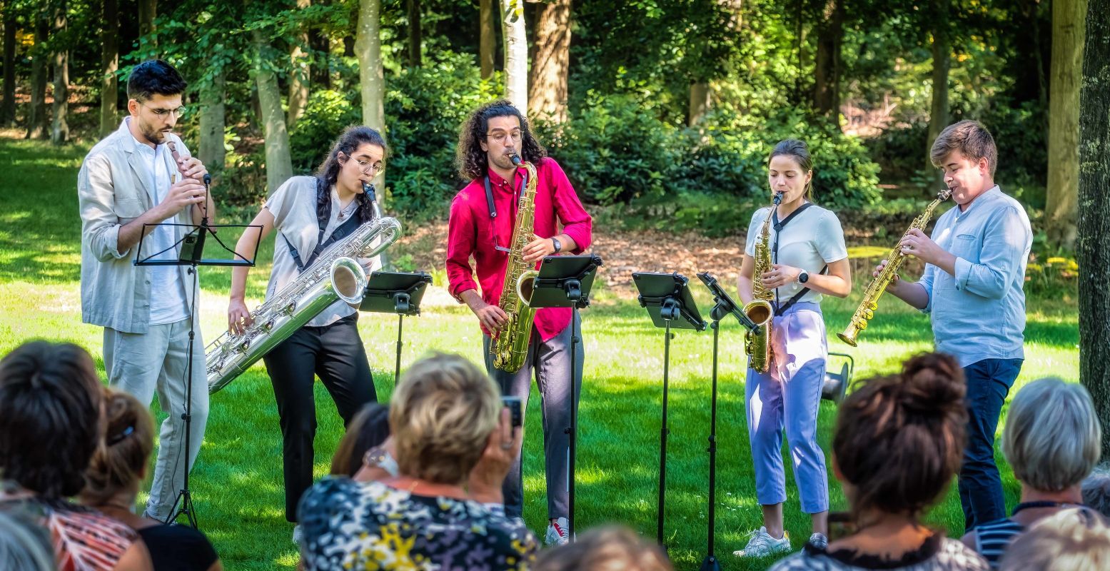 Tijdens Festival Klaterklanken aanschouw je jonge topmusici en geniet van de prachtige klassieke muziek, in combinatie met één van de concertwandelingen. Foto: Klaterklanken