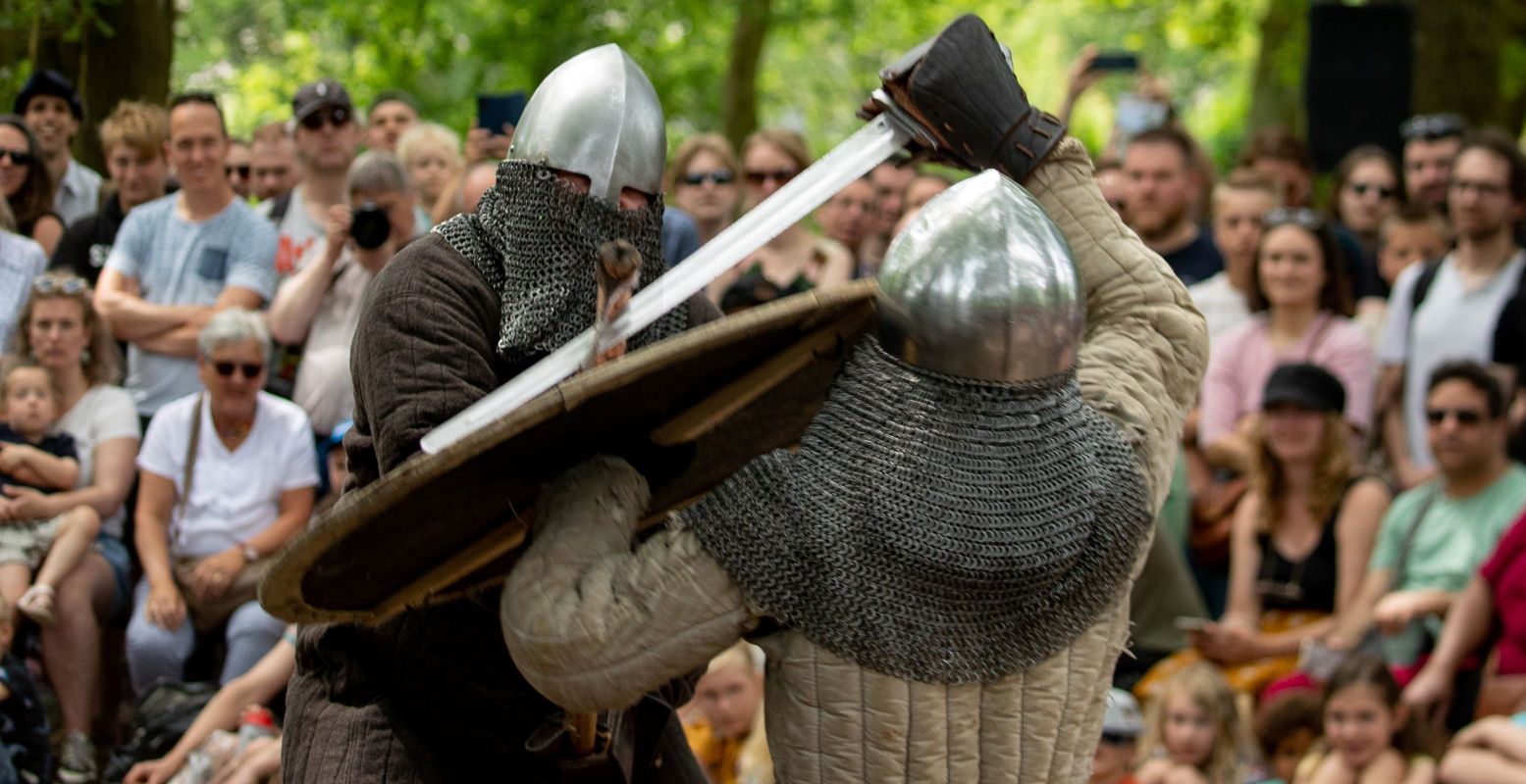 Kijk vol verbazing toe hoe twee Vikingen de strijd aangaan met elkaar in een gevecht. Foto: preHistorisch Dorp