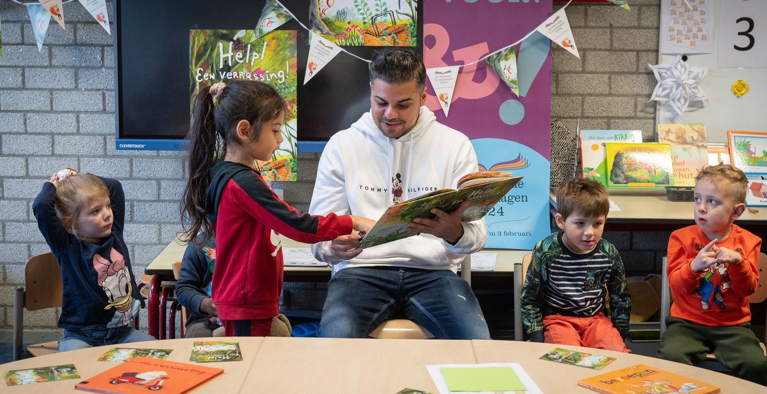 Cabaretier Rayen Penday was één van de vele voorlezers in 2024. Foto: Stichting CPNB © ChrisvanHouts