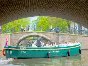 Lage bruggetjes en moeilijke bochten? Geen probleem! Foto: Eco Boats Amsterdam