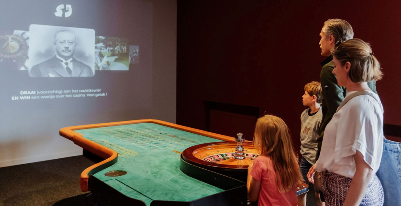 In het casino, ingericht in jaren 60 stijl, heb je áltijd 'prijs'. Foto: HEY Museum