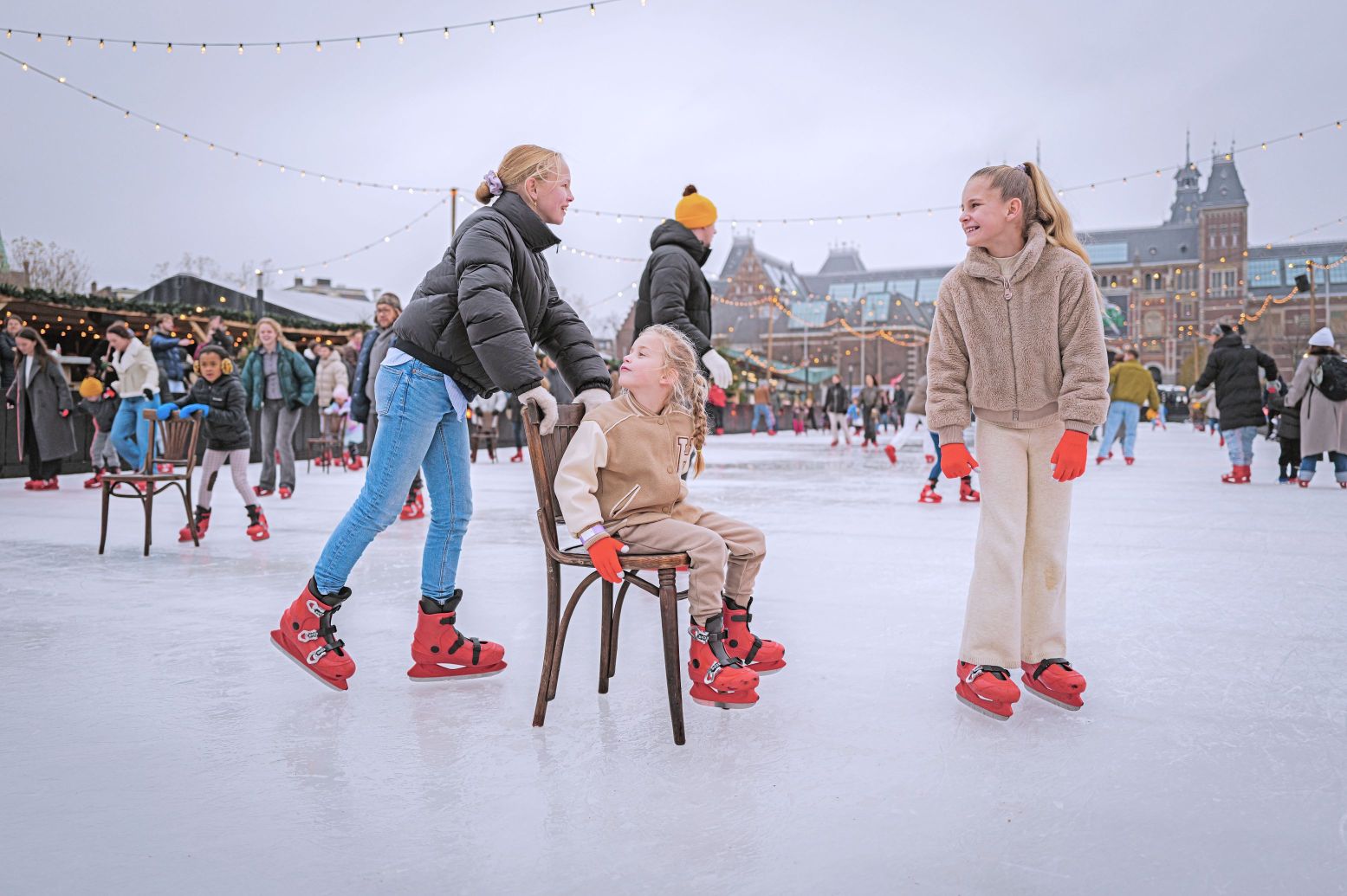 Gezellig schaatsen midden in de hoofdstad. Foto: IJsbaan Museumplein Amsterdam © Puck Veen