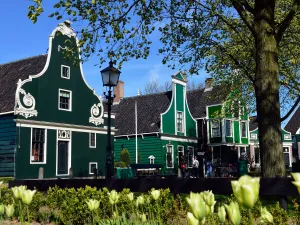 In het linkse Zaanse huisje vind je Museum Zaanse Tijd. Foto: Stichting de Zaanse Schans