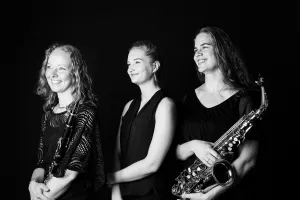 Klassiek en meer: trio Pas de Trois foto: Trio Pas de Trois. Daphne Schrama - klarinet; Elvire Boelee – piano; Sietske Trinks - saxofoon