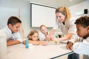 Experimenteer in het Universiteitsmuseum Maak je eigen badzout met kleurtje en geurtje, foto: Erik Jaap Dijk.