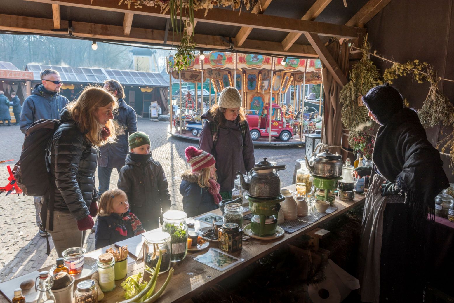 Vind de beste middeltjes tegen winterkwalen op de wintermarkt. Foto: Nederlands Openluchtmuseum © Wim de Knegt