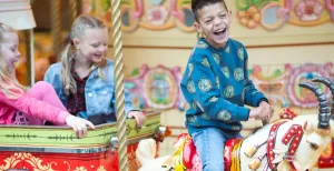 Wat kun je doen dit weekend? Beleef een heerlijk nostalgische dag op de oud-Hollandse kermis van het Zuiderzeemuseum. Foto: Zuiderzeemuseum © Mariël Kolmschot