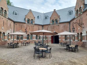 Relax in het café op de binnenplaats. Foto: Museum Kruithuis