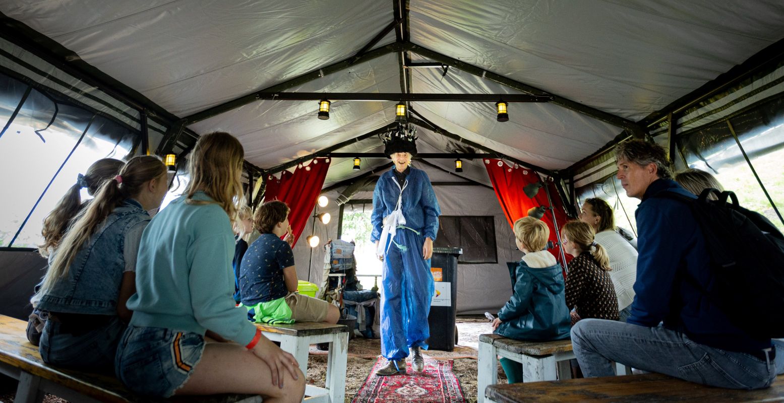 Luister in het Toekomst Theater naar boeiende verhalen van Generaal Krayenhoff, koning Afval en de Professor over de toekomst van onze aardbol. Foto: GeoFort