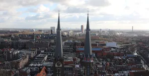 Toren triomfantelijk boven Delft uit: beklim de Nieuwe Kerk Bij helder weer zie je Rotterdam in de verte liggen. Foto: DagjeWeg.NL.