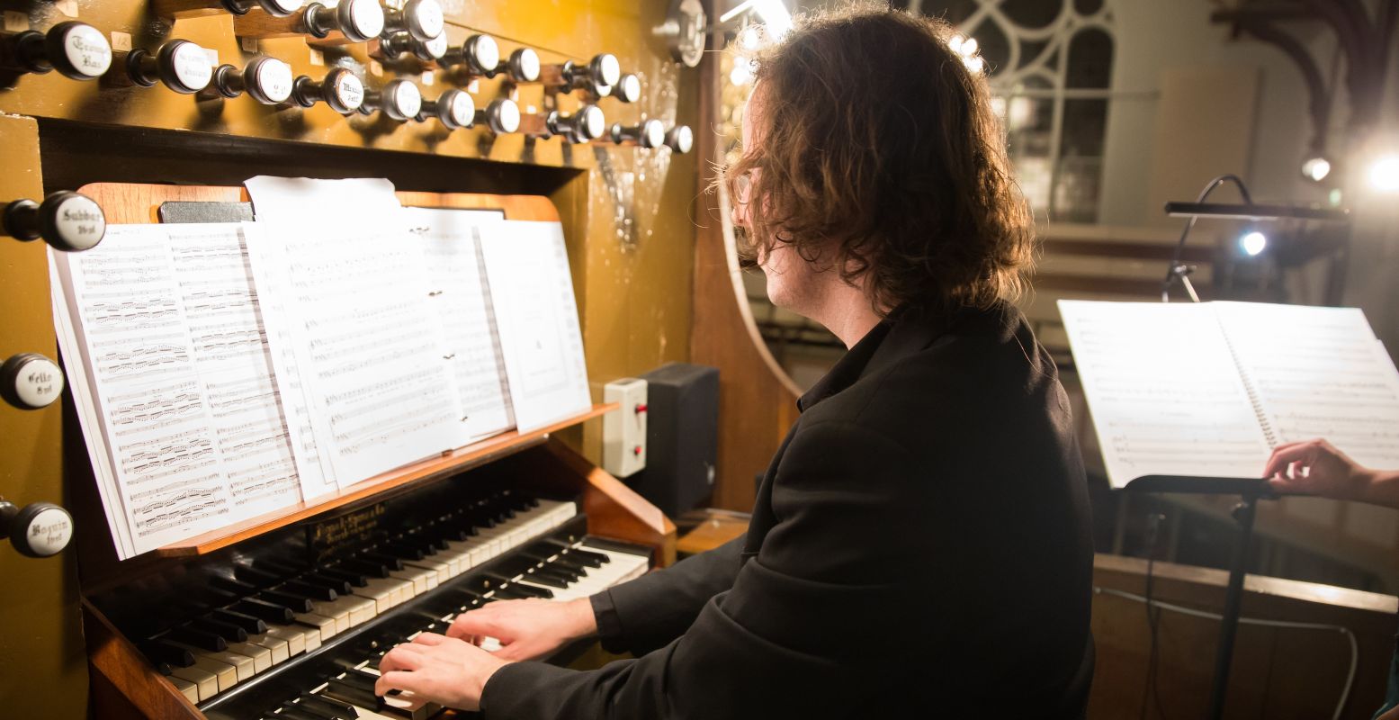 Stadsorganist Gerben Budding is naast organist ook dirigent van het koor Collegium Sint-Jan. Foto: Jacqueline Imminkhuizen / Edesche Concertzaal.