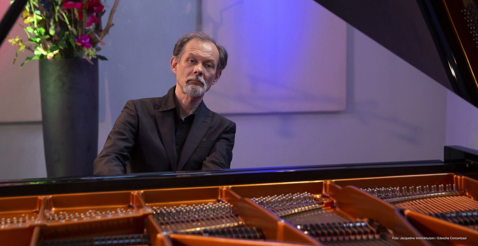 Meesterpianist Enrico Pace speelt tijdens het slotconcert van het Pianofestival Gouda. Foto: Jacqueline Imminkhuizen / Edesche Concertzaal.