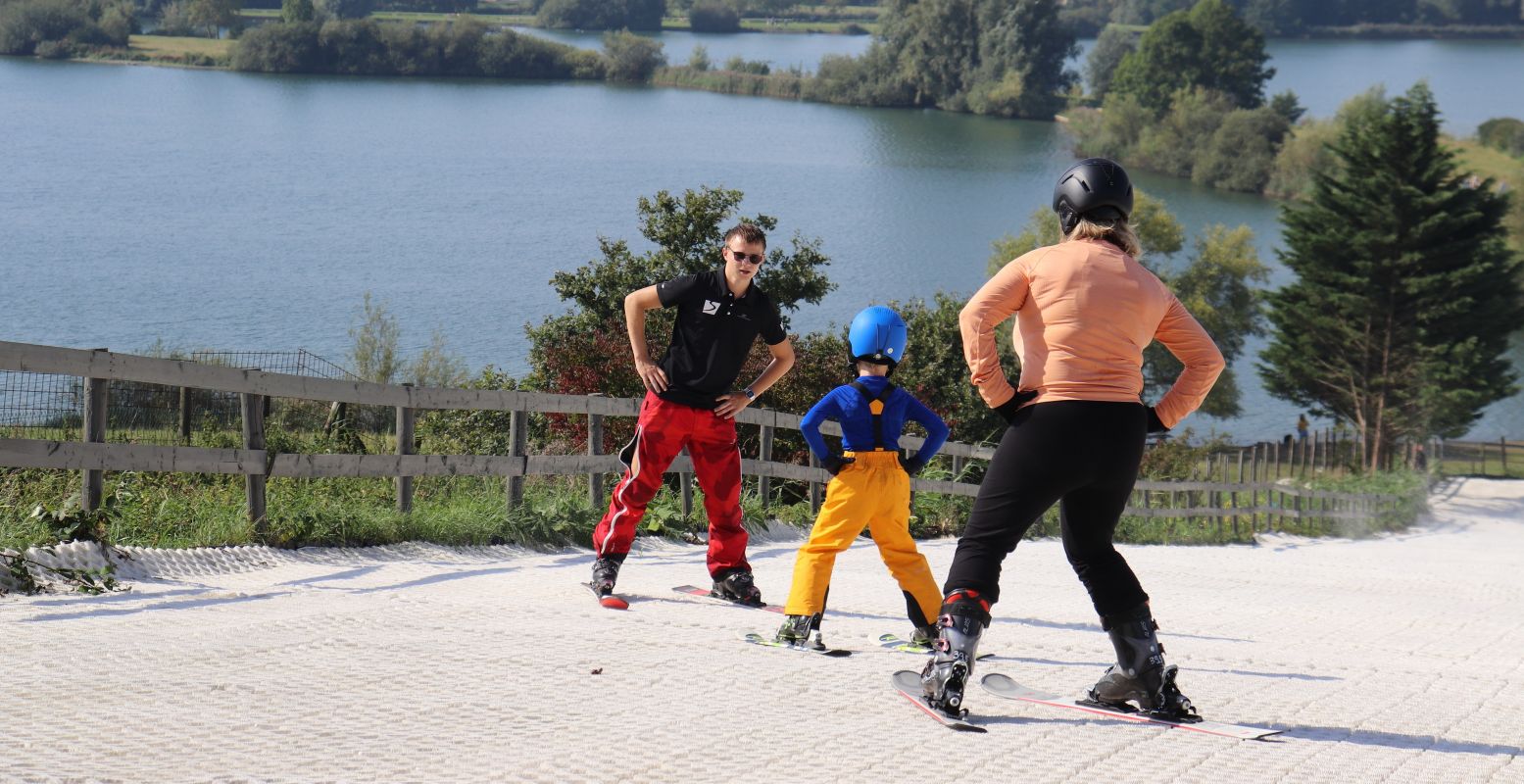 Lekker buiten skiën en snowboarden, met prachtig uitzicht op een meer. Zo fijn kan wintersporten in Nederland zijn. Foto: Skipiste Nieuwegein