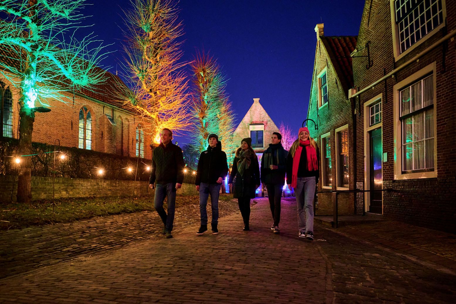 Bij Zuiderzeelicht wandel je in de sfeervol verlichte straatjes van het buitenmuseum door een spannend verhaal, verteld door Huub Stapel. Foto: Zuiderzeemuseum © Jan-Kees Steenman