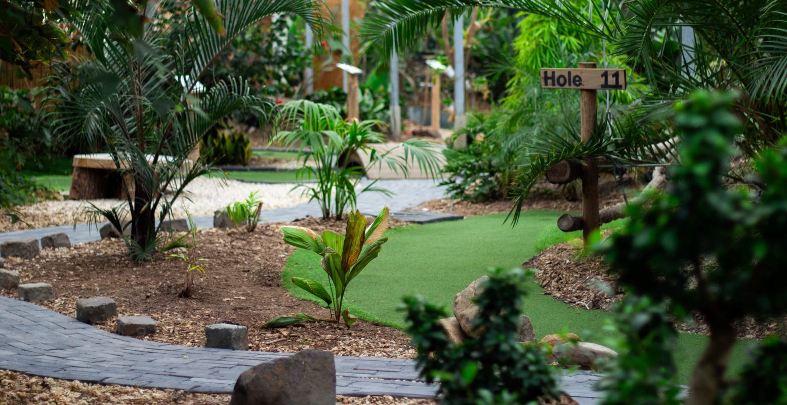 Waan je in een warme, tropische tuin op de midgetgolfbaan bij Indoor Adventure Minigolf. Foto: Indoor Adventure Minigolf