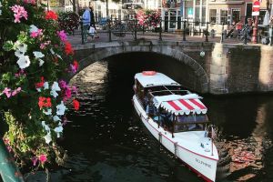 Varen met vriendinnen in salonboot Delphine