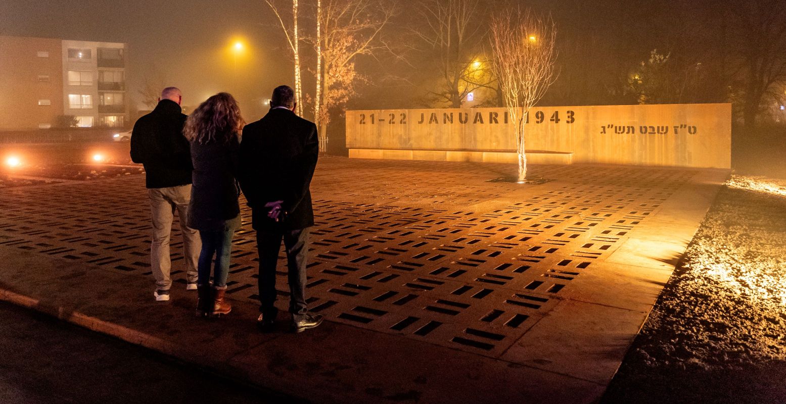 Het voetstappenplein telt 1.400 voetstappen, dat gelijk staat aan het aantal slachtoffers van de ontruiming. Foto: CODA © Rob Voss