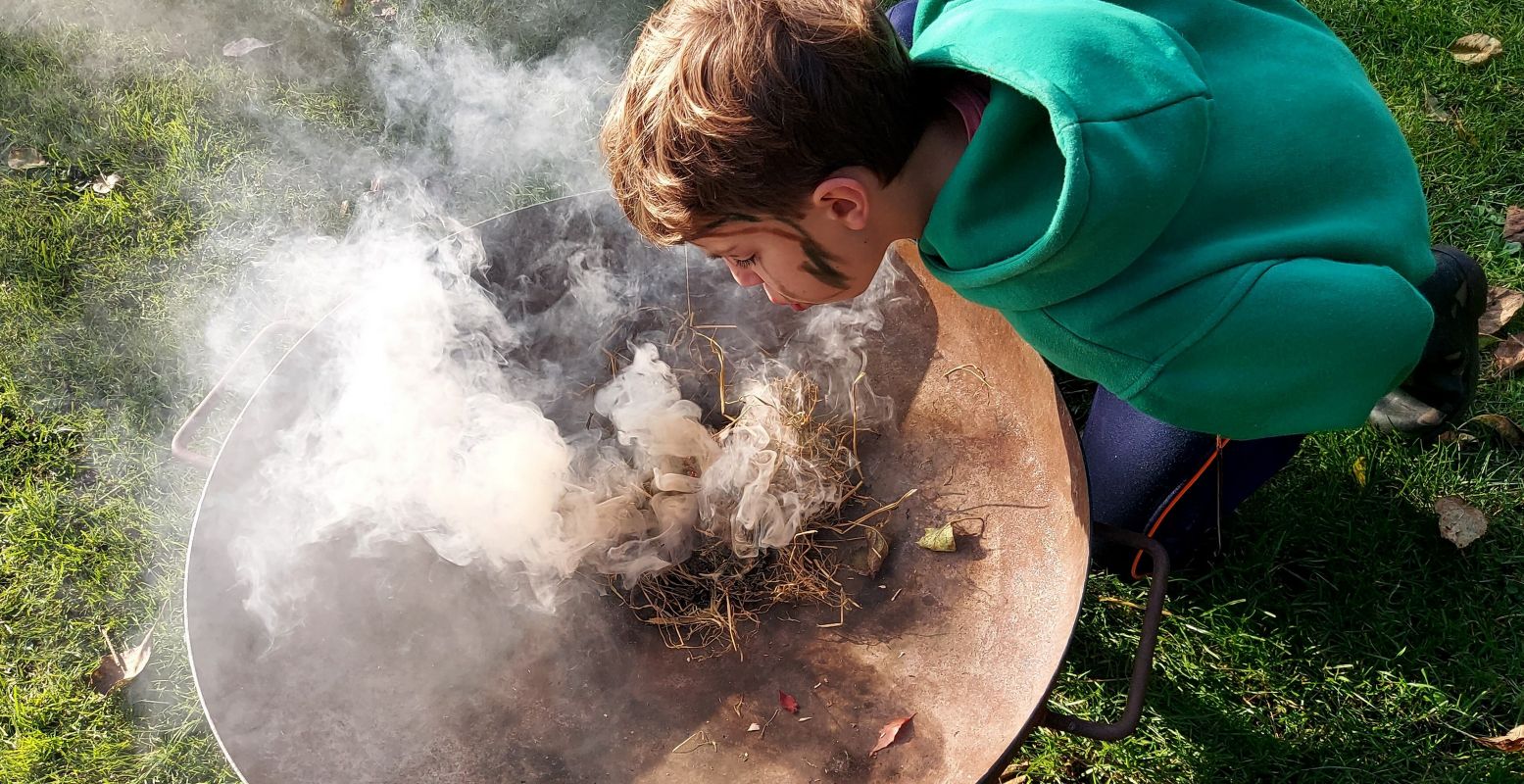 Gaaf: zelf vuur leren maken tijdens een kinderfeestje in het bos. Foto: Buitengewoon FEEST!